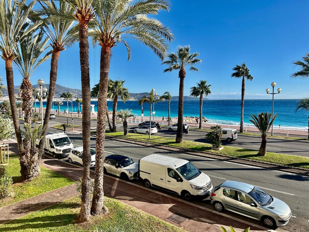 Vue sur la Promenade des Anglais et la mer depuis l'appartement