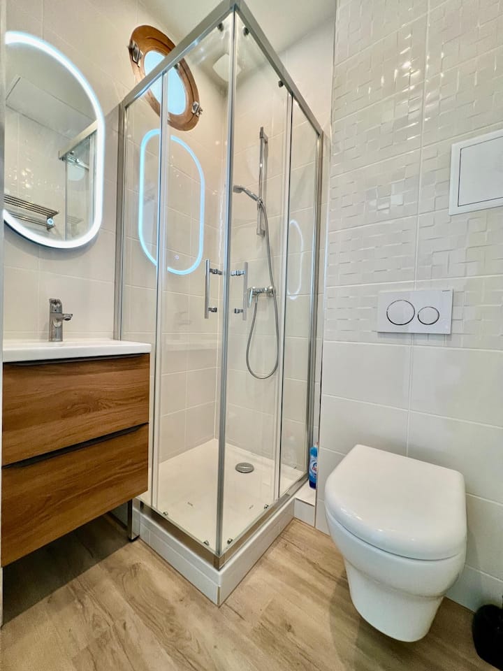 Full bathroom 2